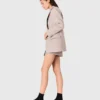 Blazer de traje a rayas con pedrería