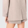 Blazer de traje a rayas con pedrería