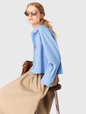 Camisa bordada con pliegues en la espalda