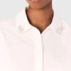 Camisa corta con detalle de joya Camisa corta con detalle de joya