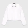 Camisa corta con detalle de joya Camisa corta con detalle de joya