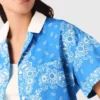 Camisa estampada con cuello en contraste