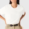 Camiseta con pequeño logotipo bordado