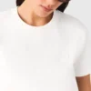 Camiseta con pequeño logotipo bordado