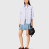 Falda corta de denim plisada con pedrería
