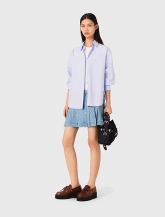 Falda corta de denim plisada con pedrería