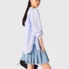 Falda corta de denim plisada con pedrería