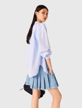 Falda corta de denim plisada con pedrería