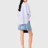 Falda corta de denim plisada con pedrería