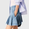 Falda corta de denim plisada con pedrería