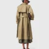 Gabardina con tachuelas Gabardina con tachuelas