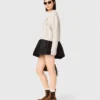 Jersey con broche floral Jersey con broche floral