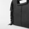 M Bag de piel lisa con flecos M Bag de piel lisa con flecos
