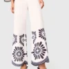 Pantalones con detalle de ganchillo Pantalones con detalle de ganchillo