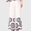 Pantalones con detalle de ganchillo Pantalones con detalle de ganchillo
