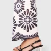Pantalones con detalle de ganchillo Pantalones con detalle de ganchillo