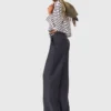 Pantalones de traje con detalle de cadena Pantalones de traje con detalle de cadena