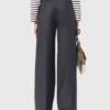Pantalones de traje con detalle de cadena Pantalones de traje con detalle de cadena