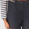 Pantalones de traje con detalle de cadena Pantalones de traje con detalle de cadena