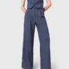 Pantalones de traje con pliegues y pedrería Pantalones de traje con pliegues y pedrería