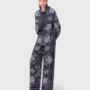 Pantalones fluidos con estampado de pañuelo