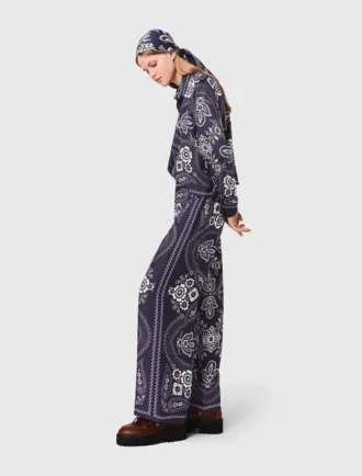 Pantalones fluidos con estampado de pañuelo