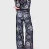 Pantalones fluidos con estampado de pañuelo