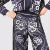 Pantalones fluidos con estampado de pañuelo