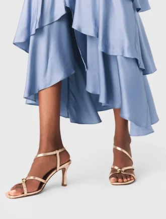 Sandalias metálicas con tiras múltiples