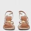 Sandalias metálicas con tiras múltiples
