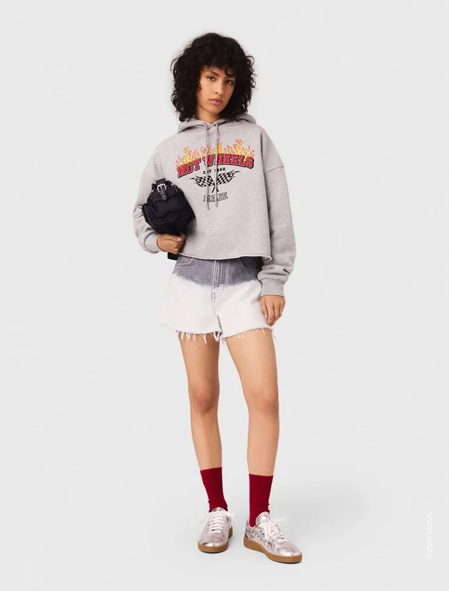 Sudadera corta con logotipo bordado Sudadera corta con logotipo bordado