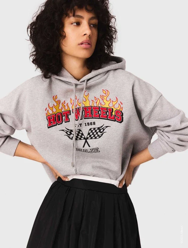 Sudadera corta con logotipo bordado Sudadera corta con logotipo bordado