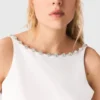 Top corto de tafetán con cuello adornado con pedrería