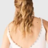 Top corto de tafetán con cuello adornado con pedrería