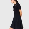 Vestido con cuello polo y minipliés Vestido con cuello polo y minipliés