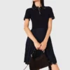 Vestido con cuello polo y minipliés Vestido con cuello polo y minipliés