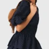 Vestido con volantes y pedrería Vestido con volantes y pedrería