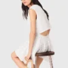Vestido corto acampanado con espalda abierta