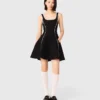 Vestido corto con detalles de pespuntes