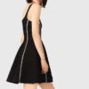 Vestido corto con detalles de pespuntes