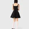 Vestido corto con detalles de pespuntes
