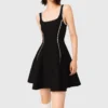 Vestido corto con detalles de pespuntes
