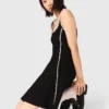 Vestido corto con detalles de pespuntes