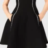Vestido corto con detalles de pespuntes