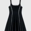 Vestido corto con detalles de pespuntes