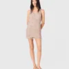 Vestido corto con pedrería y forro Vestido corto con pedrería y forro