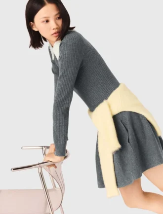 Vestido corto de punto con cuello de cuentas