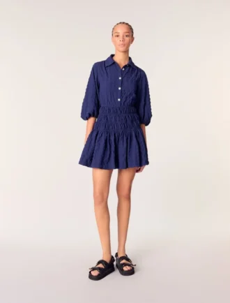 Vestido corto plisado con efecto satinado
