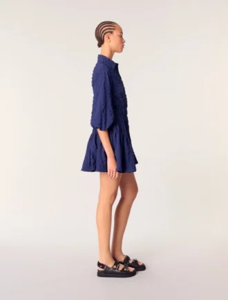 Vestido corto plisado con efecto satinado