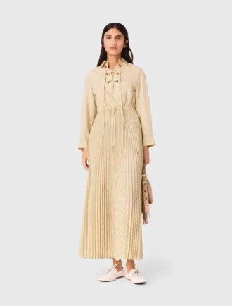 Vestido largo plisado con ojales
